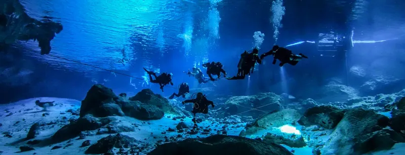Plongeurs explorent un récif rocheux sous l'eau en formation