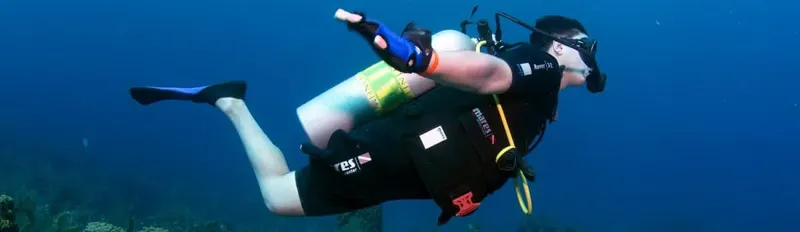 Plongeur en pleine exploration sous-marine, équipé et flottant dans l'eau bleue