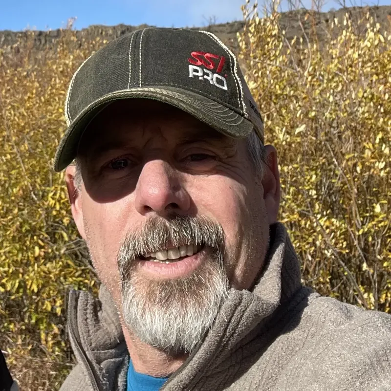 Portrait d'un homme souriant avec une casquette SSI Pro