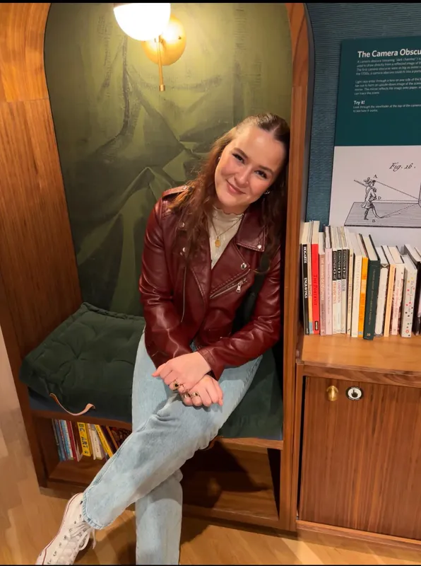 Jeune femme souriante assise dans un intérieur boisé et lumineux