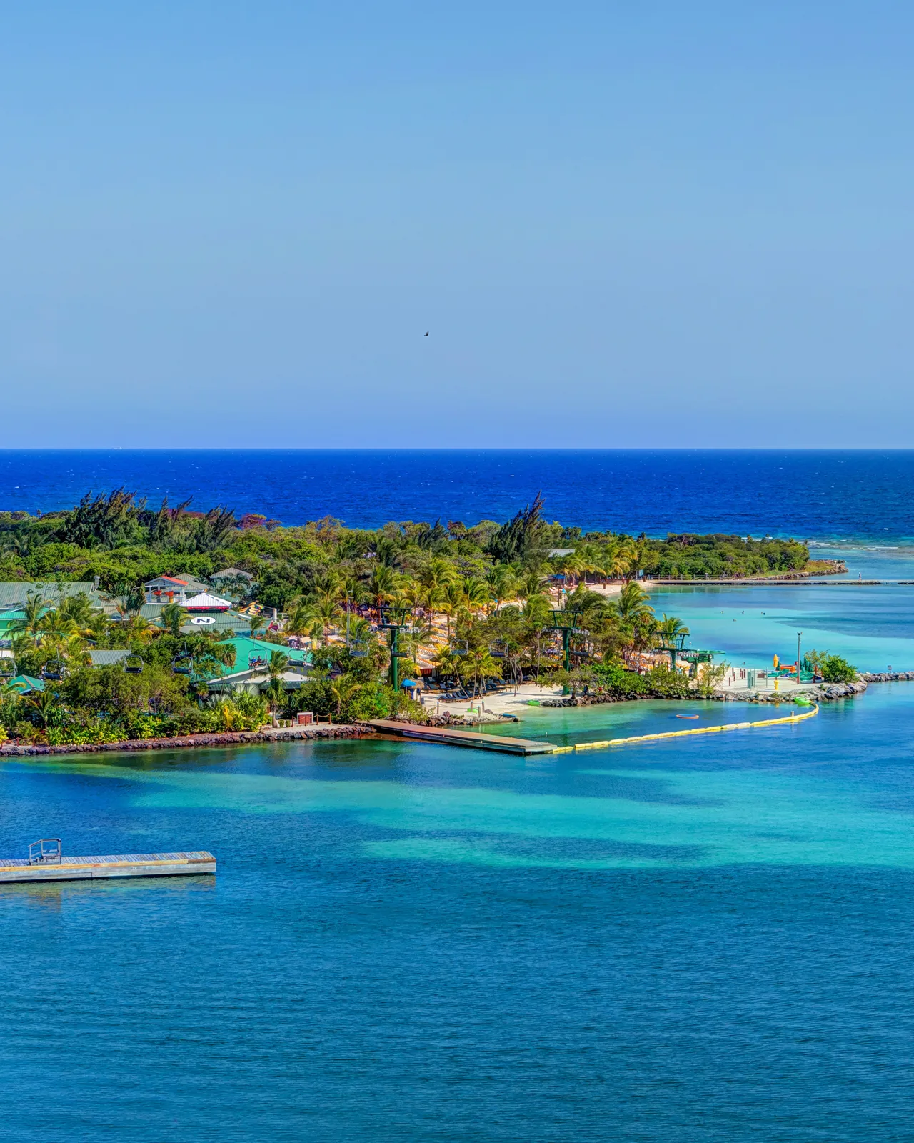 Vue aérienne d'un centre de plongée tropical avec mer turquoise