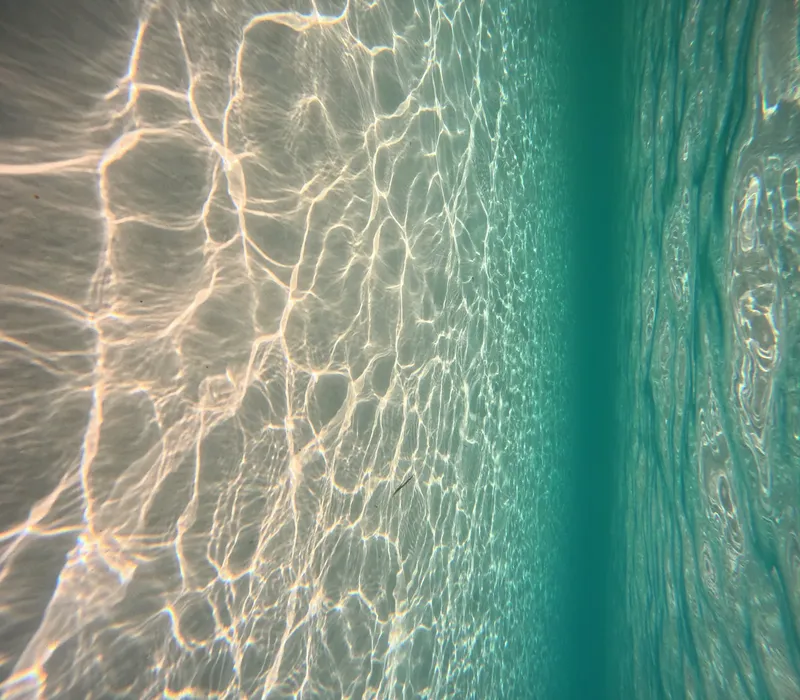 Reflets lumineux sur la surface de l'eau, vue sous-marine abstraite