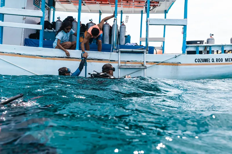 Plongeurs en préparation pour une immersion depuis un bateau en mer