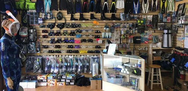 Boutique de plongée avec un client essayant un masque intégral