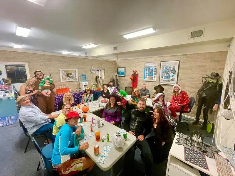 Groupe de personnes costumées assises autour d'une table dans une pièce