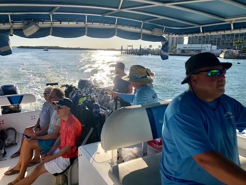 Groupe de plongeurs sur un bateau en direction d'un site