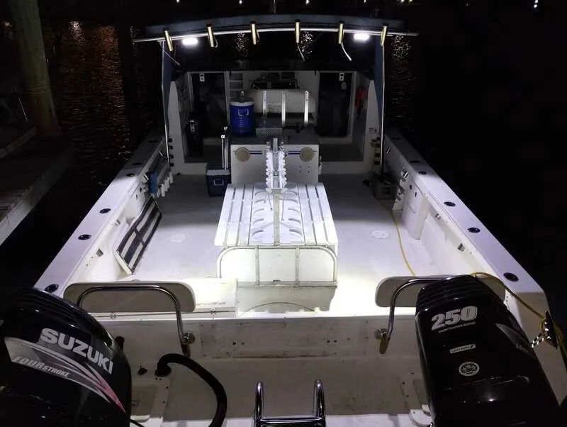 Intérieur d'un bateau de plongée éclairé avec des équipements et moteurs