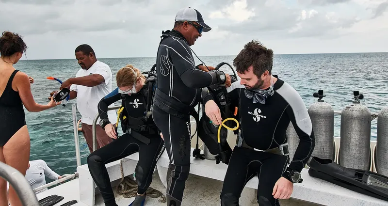 Préparation de plongeurs sur un bateau, vérification de l'équipement