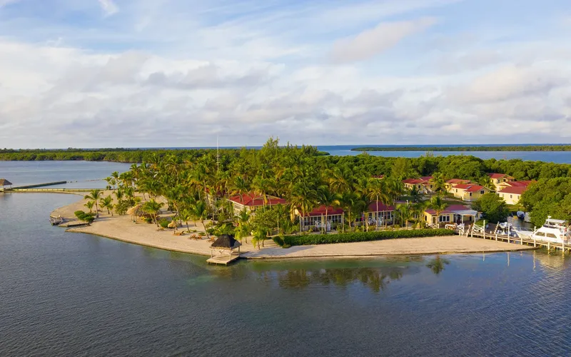 Vue aérienne d'un centre de plongée sur une presqu'île tropicale