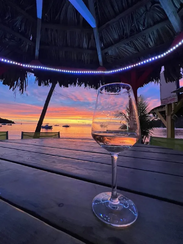 Coucher de soleil sur la mer avec un verre au premier plan