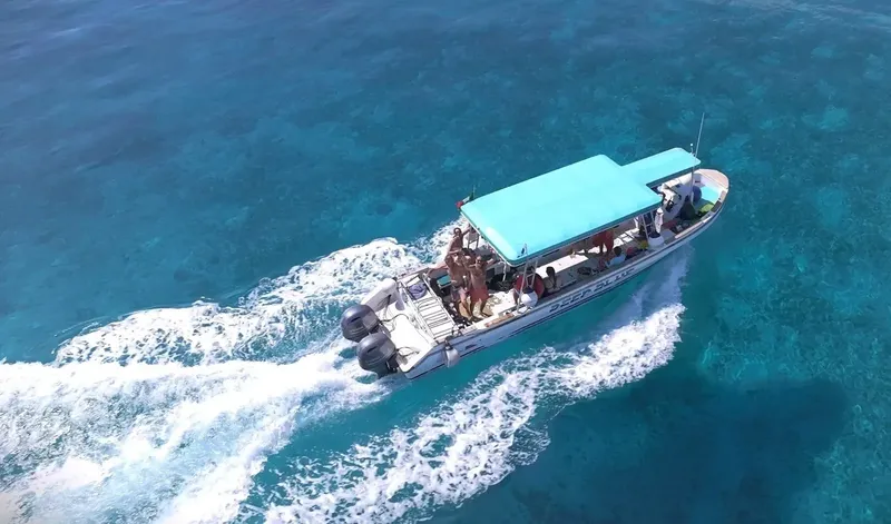 Bateau de plongée en mer avec des passagers à bord