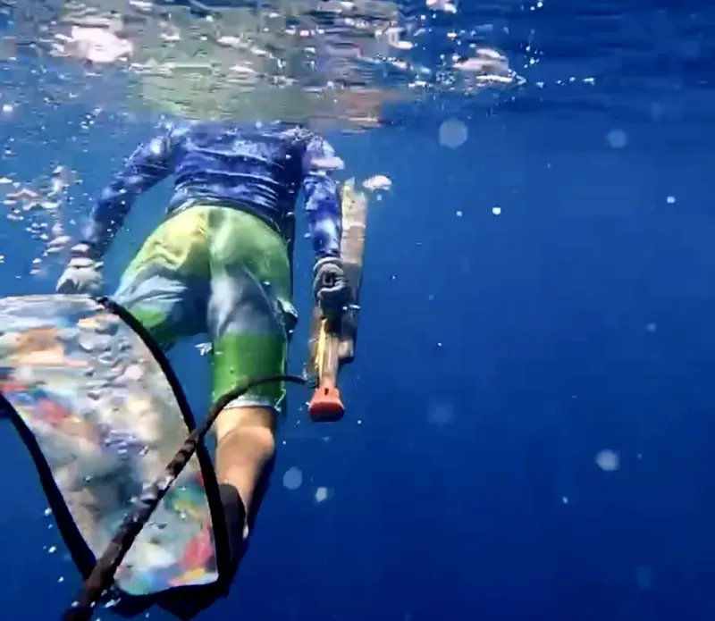 Apnée : un plongeur s'éloigne vers le bleu profond de la mer