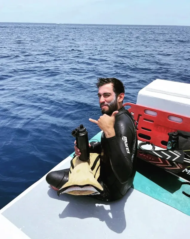 Plongeur souriant sur un bateau avec son équipement de plongée