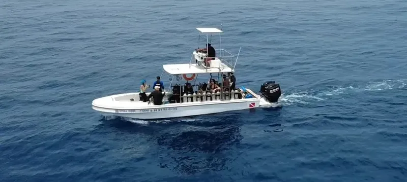 Bateau de plongée en mer avec des plongeurs équipés à bord