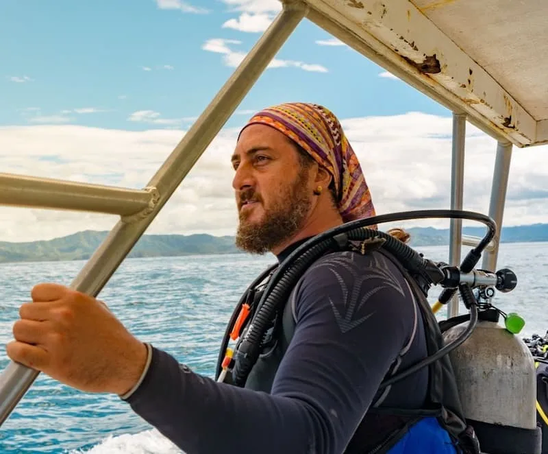 Plongeur barbu avec bandeau coloré, regardant au loin en mer