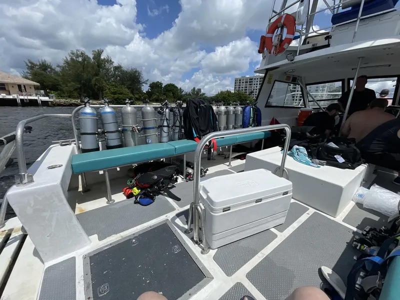 Bateau de plongée avec équipement, passagers et bouteilles d'air