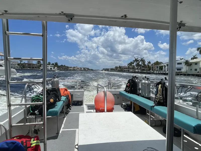 Bateau de plongée en mer avec bouteilles et matériel à bord