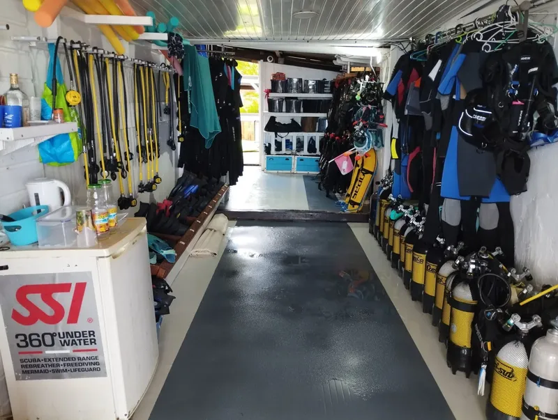 Intérieur d'un centre de plongée avec matériel, bouteilles et logo SSI visible