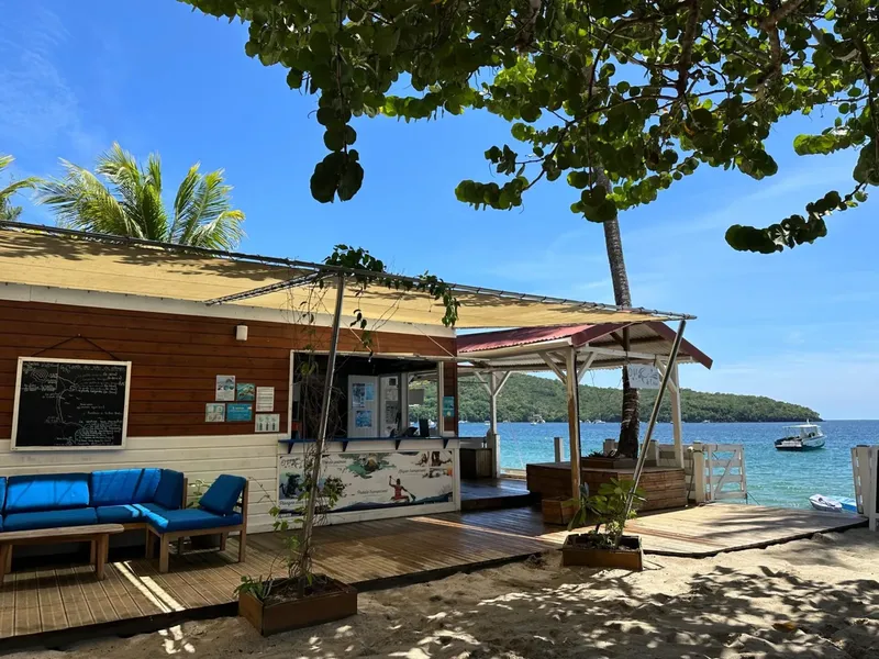 Terrasse d'un centre de plongée avec vue sur la mer et bateaux
