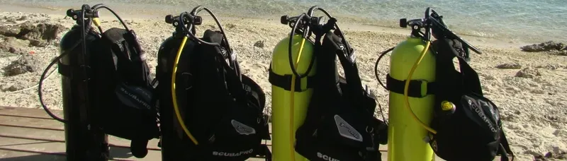 Equipement de plongée complet prêt à être utilisé sur une plage