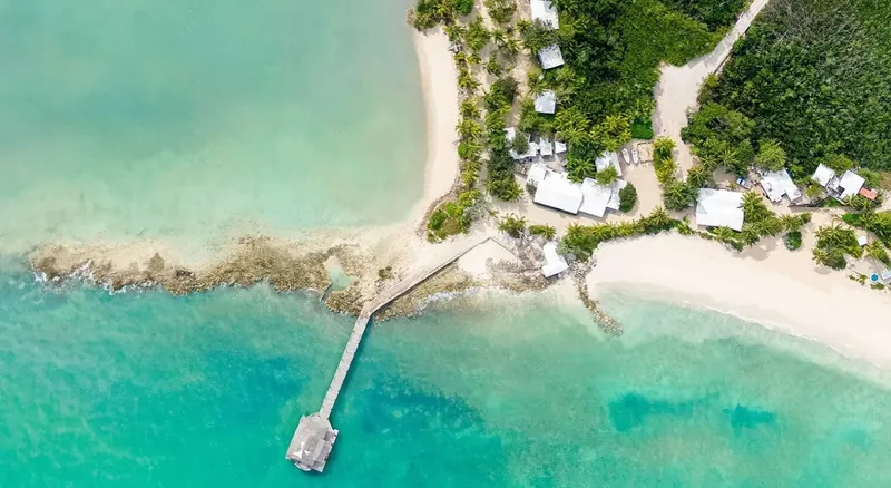 Vue aérienne d'une plage avec un ponton et des bâtiments