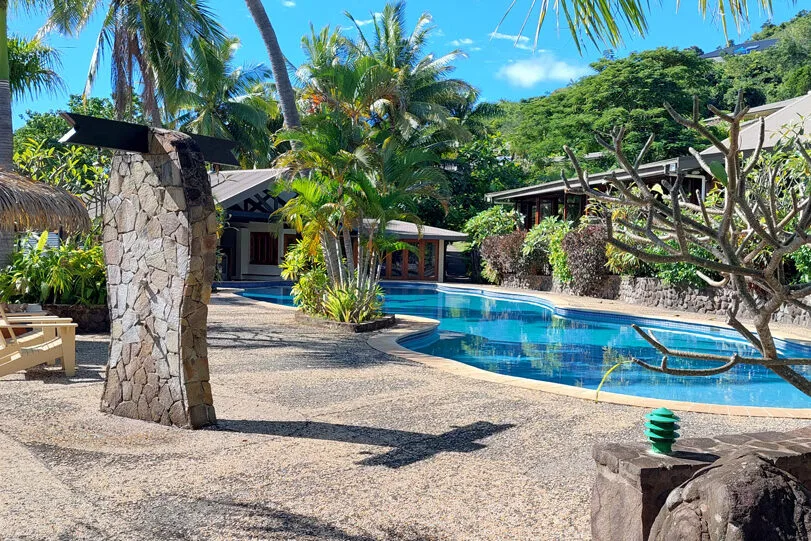 Piscine au sein d'un centre de plongée tropical avec végétation luxuriante