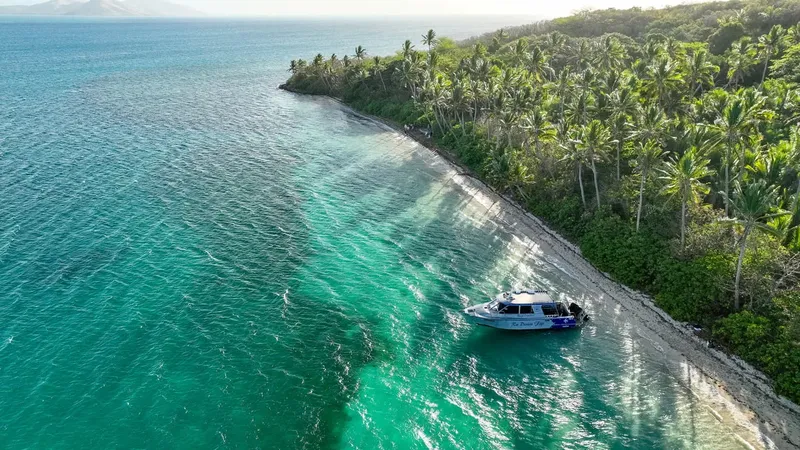 Vue aérienne d'un bateau de plongée et de plongeurs en mer turquoise