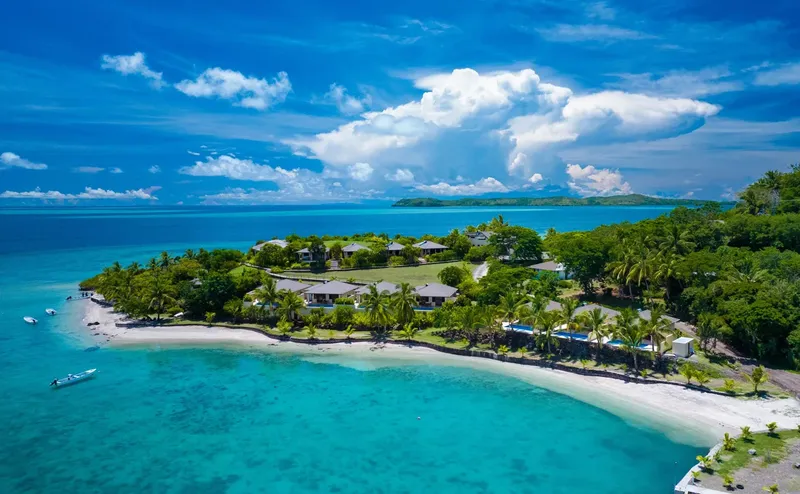 Vue aérienne d'un centre de plongée sur une île tropicale paradisiaque
