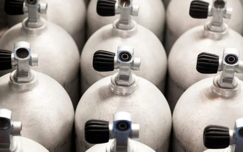 Rangées de bouteilles de plongée en aluminium, prêtes à être utilisées