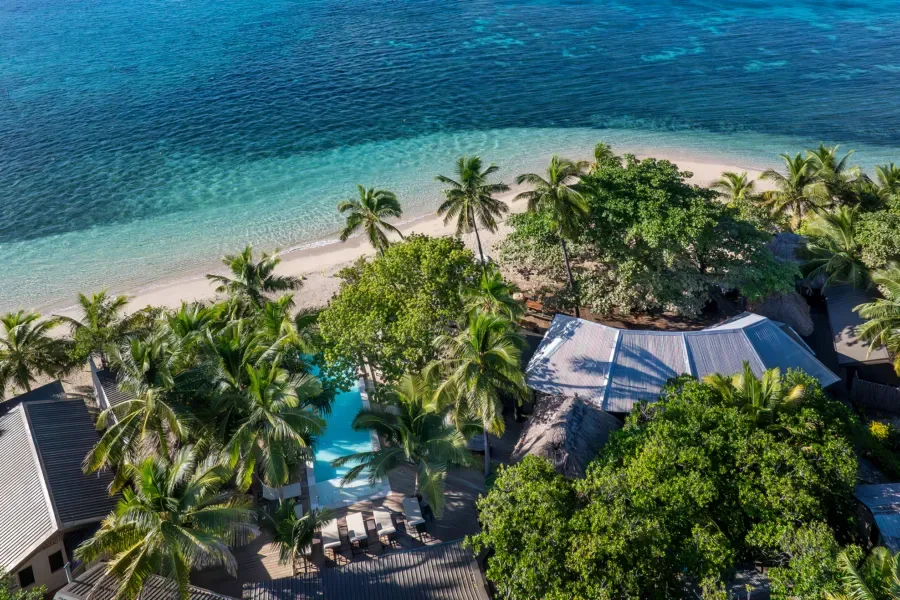 Vue aérienne d'un centre de plongée avec piscine et plage tropicale