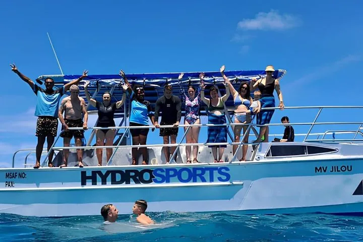 Groupe de personnes sur un bateau de plongée en mer