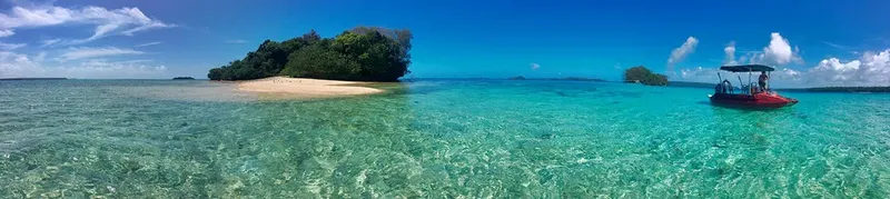 Bateau de plongée navigue sur une eau turquoise et claire