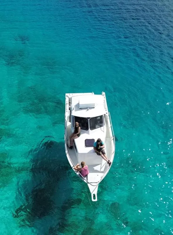 Vue aérienne d'un bateau avec des personnes à son bord en mer