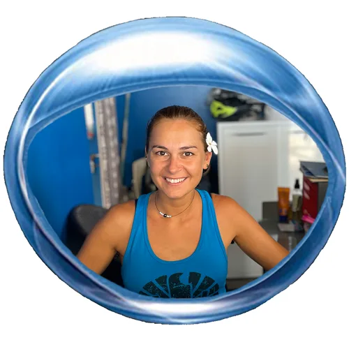 Femme souriante dans un intérieur bleu avec équipement de plongée