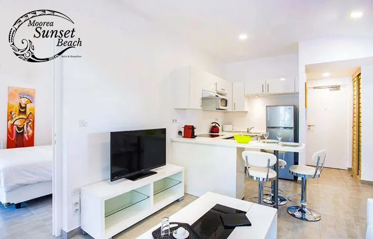Intérieur clair d'un appartement avec cuisine équipée et coin salon