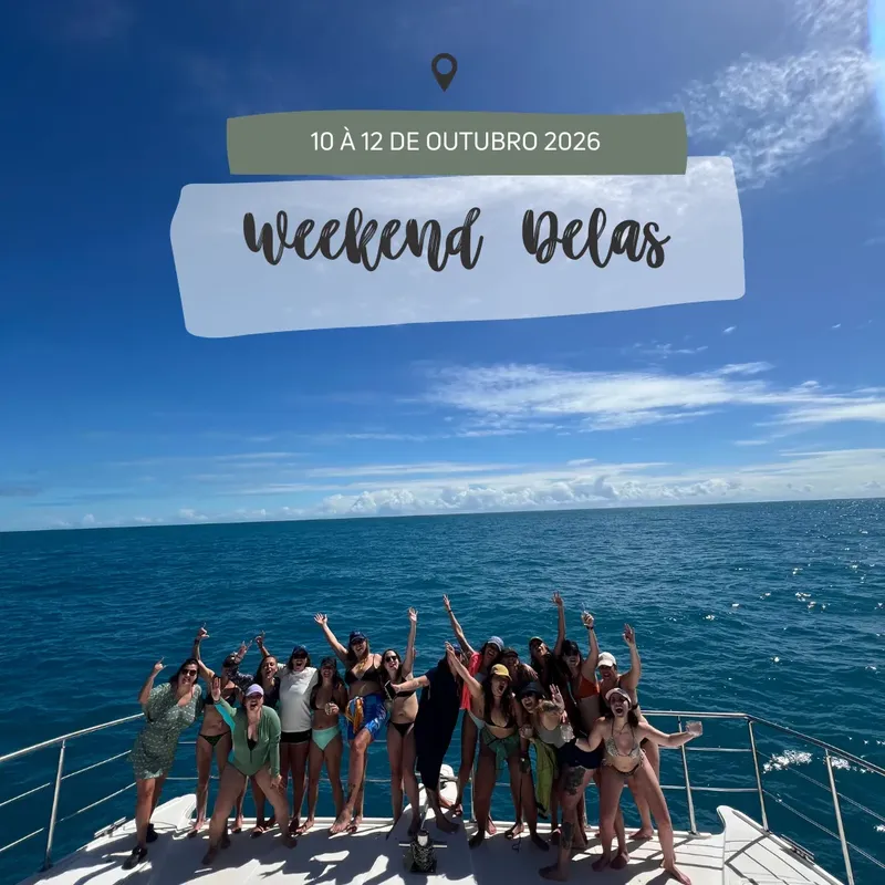 Groupe de personnes souriantes sur un bateau en mer, ciel bleu