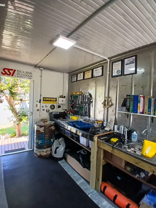 Atelier de réparation de matériel de plongée avec outils et pièces