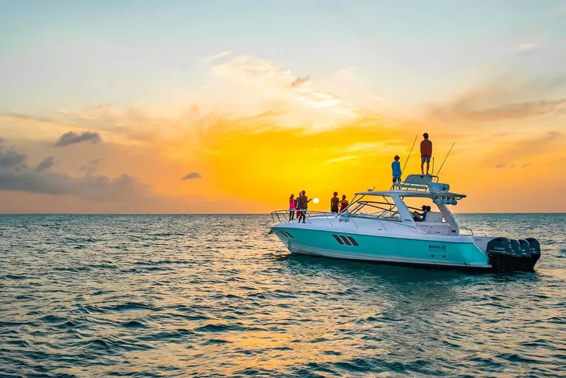 Bateau de plaisance en mer avec des personnes au coucher du soleil