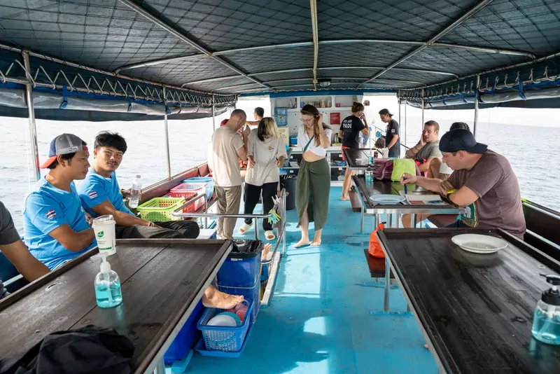 Groupe de personnes à bord d'un bateau de plongée en mer