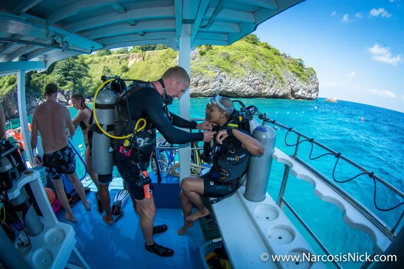 Préparation d'un plongeur sur un bateau avec équipement complet