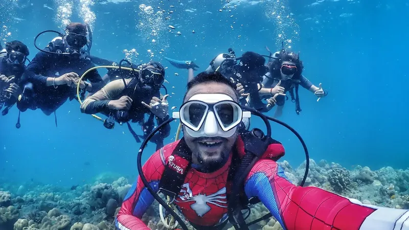 Groupe de plongeurs souriants, prise de vue sous-marine, récif corallien
