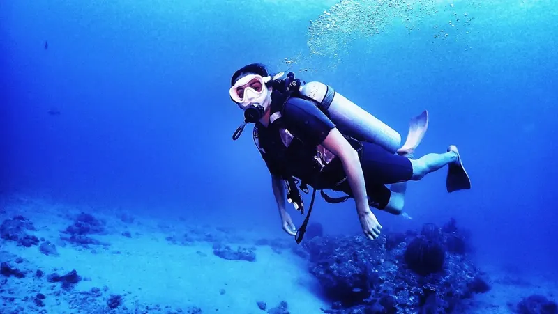 Plongeur en scaphandre explore les fonds marins bleus et clairs
