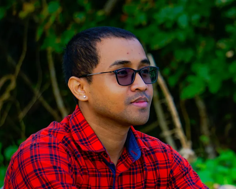 Portrait d'un homme portant des lunettes et une chemise rouge