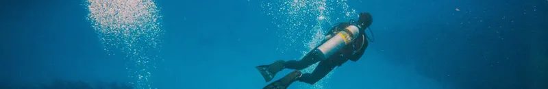 Plongeur en scaphandre explore les profondeurs bleues de l'océan
