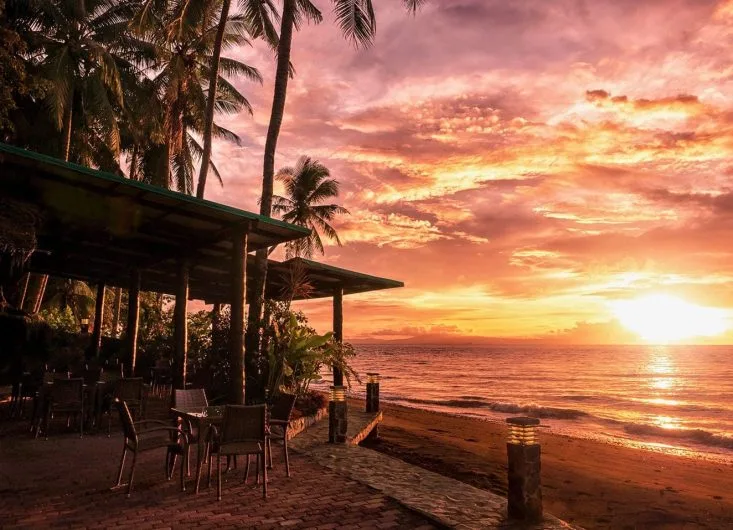 Terrasse d'un restaurant face à la mer au coucher du soleil
