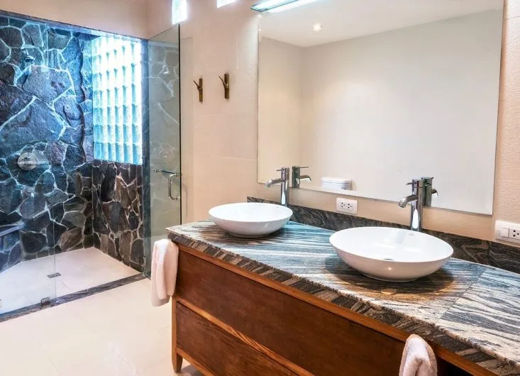 Salles de bain modernes avec douches à l'italienne et lavabos doubles