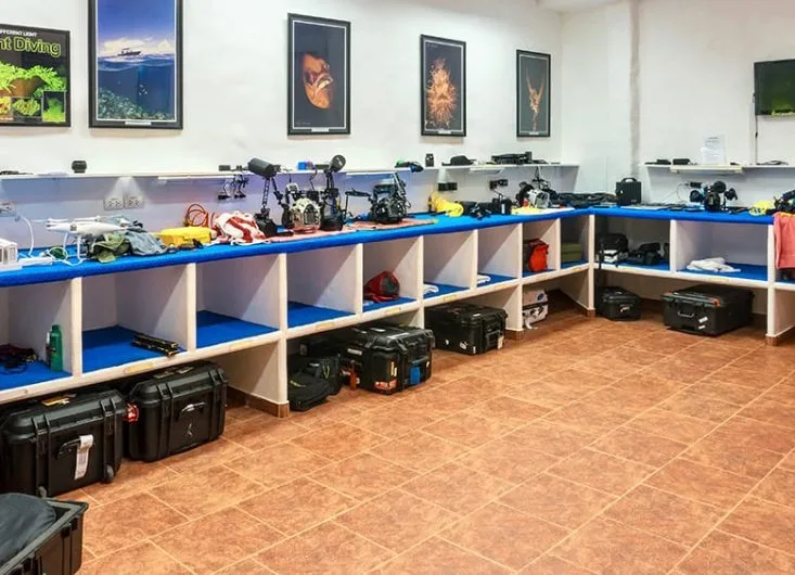 Espace de stockage et préparation du matériel de plongée bien rangé