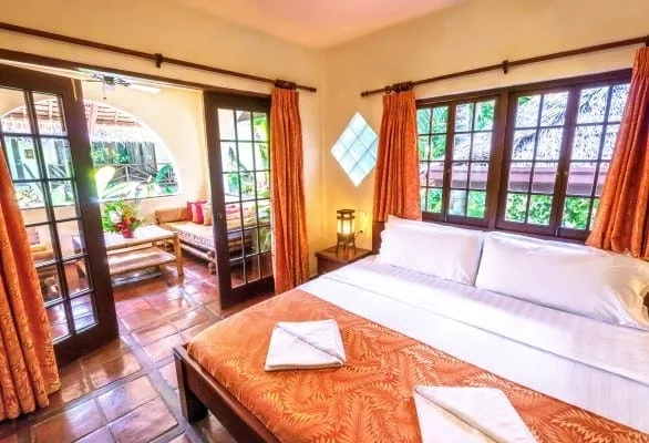 Chambre d'hôtel lumineuse avec vue sur la végétation tropicale