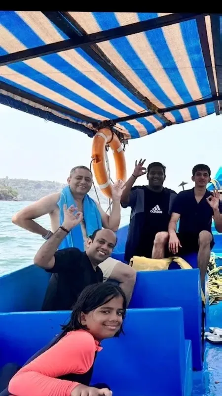 Groupe de personnes souriantes sur un bateau bleu en mer