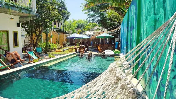 Piscine dans un centre de plongée avec des personnes se relaxant
